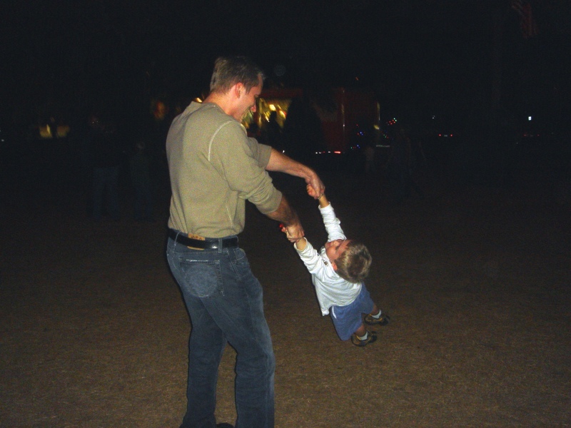 Hildebrand Christmas ScreenSaver/800x600_2007-12-11-00-Trail0fLights-Austin.jpg